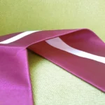 Absolventa plecu lenta – Latvijas karogs